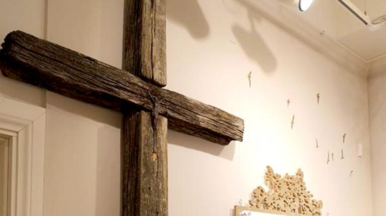 Read more about the article Tėvo Stanislovo statytas kryžius papildė ekspoziciją