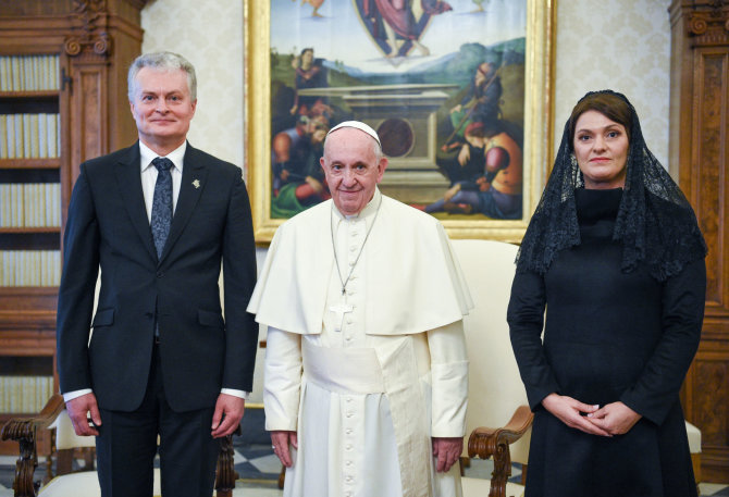 Read more about the article Prezidento dovana popiežiui: kas tokia buvo maldaknygės autorė Adelė Dirsytė?