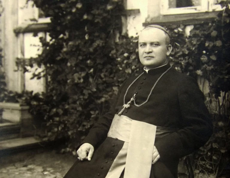 Pirmieji pal. J. Matulaičio vyskupystės metai: įžūlūs bolševikai, šūviai prie bažnyčios ir vokiečių kunigo gelbėjimas