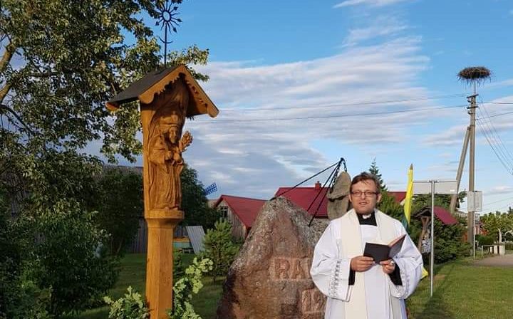 Read more about the article Valstybės dienai kaime iškilo šventojo stogastulpis