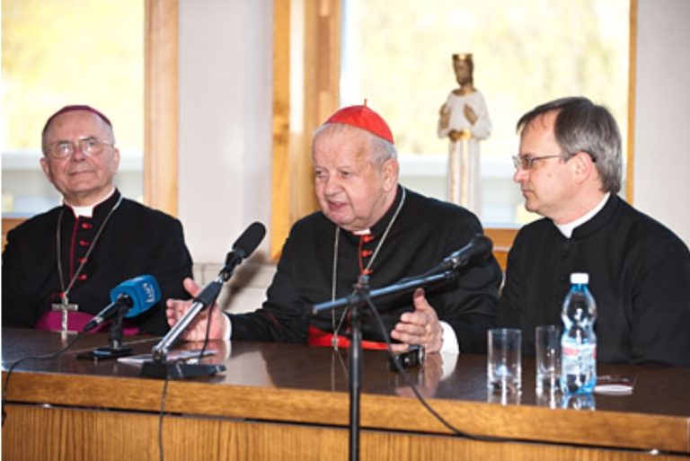 Read more about the article Kardinolo Stanisławo Dziwiszo ir arkivyskupo Sigito Tamkevičiaus SJ spaudos konferencija