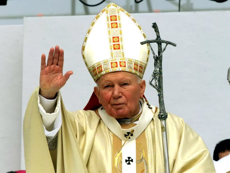 Read more about the article Popiežius šv. Jonas Paulius II: Bažnyčia gyva eucharistiniu Kristumi, ji Jo maitinama