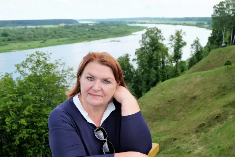 Read more about the article Tėvo Stanislovo palydėjimas į antrąjį 100-metį su Vitos Morkūnienės knyga „Tėvo Stanislovo Paberžė. Giesmė Esimui“
