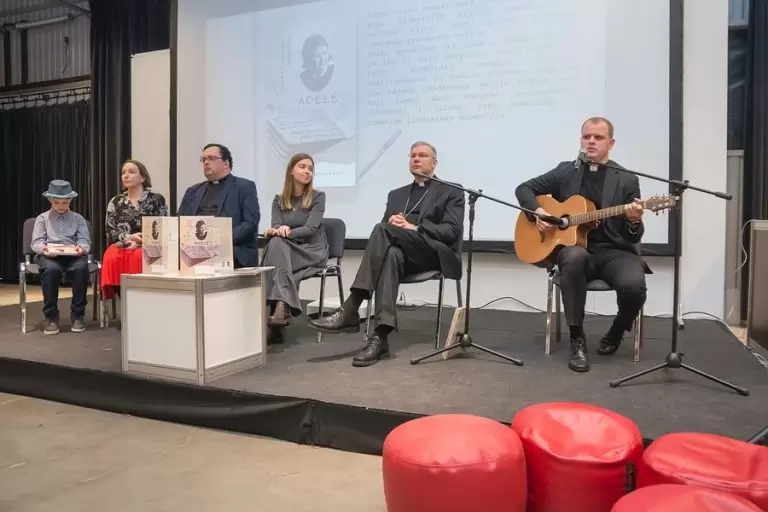 Read more about the article Knygelė, kviečianti pakeliauti po Lietuvą Adelės Dirsytės pėdomis